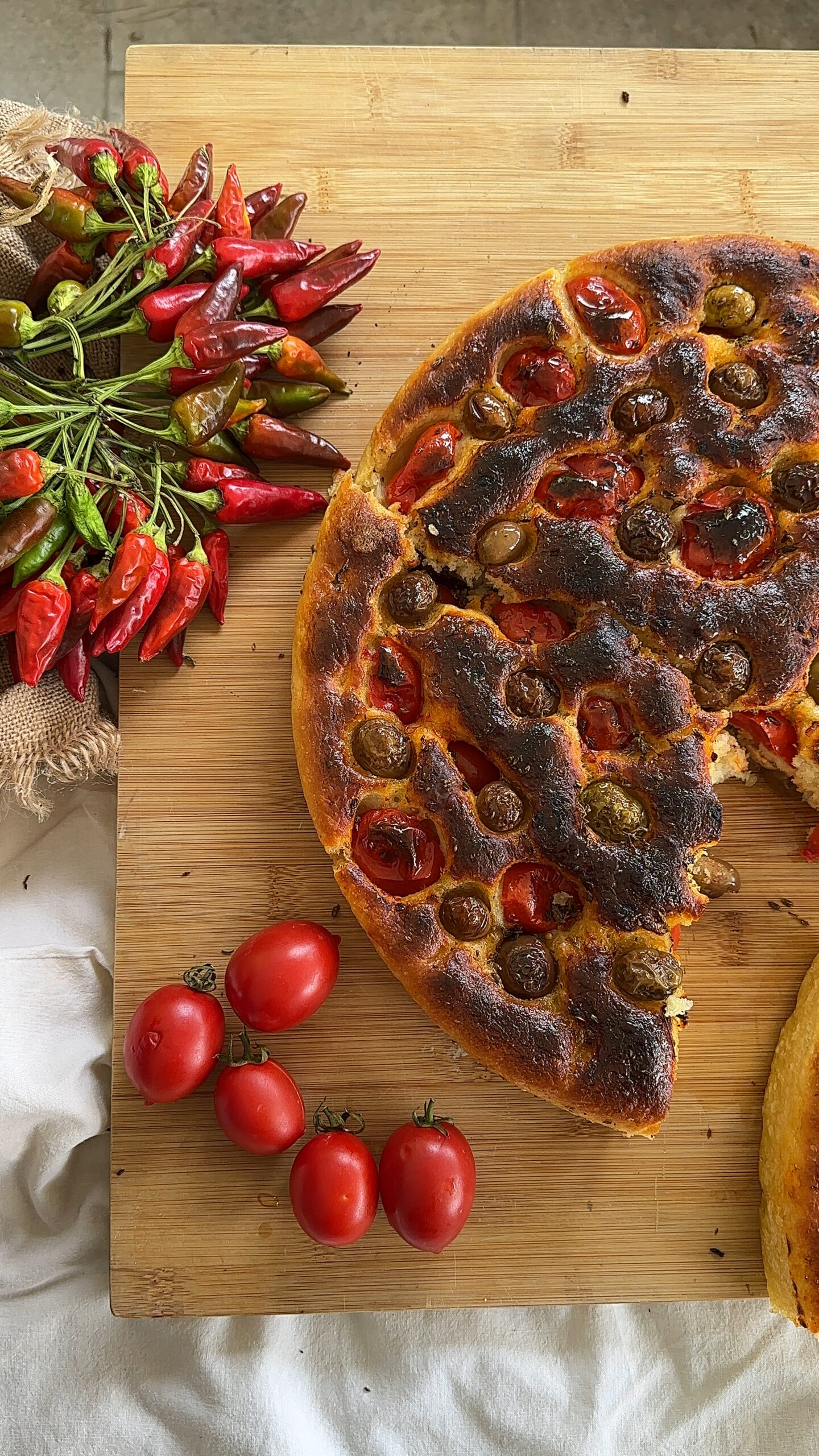 Focaccia Barese con Pomodorini (Ingredienti e Ricetta originale)